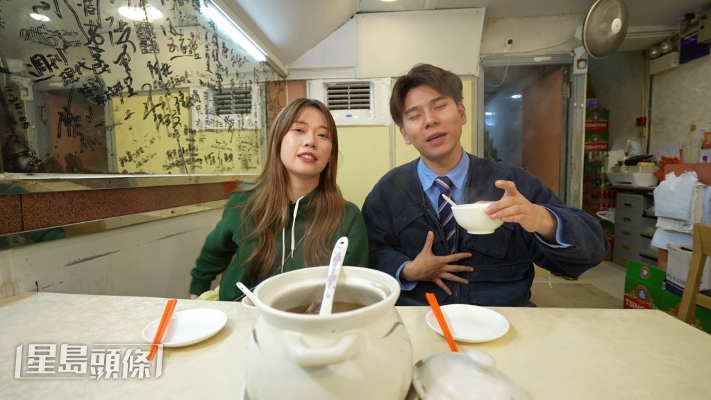 二人食得津津有味。