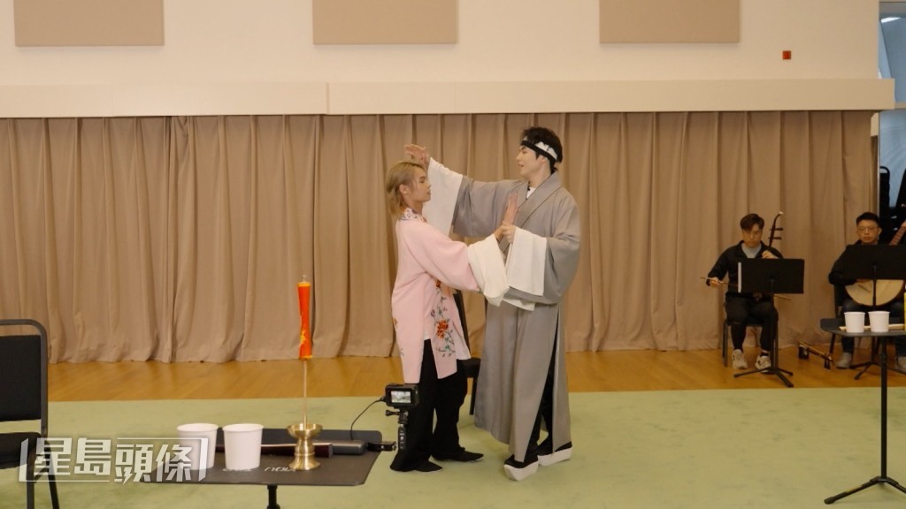 Tiger一开始表演时神情集中。 Tiger一开始表演时神情集中。