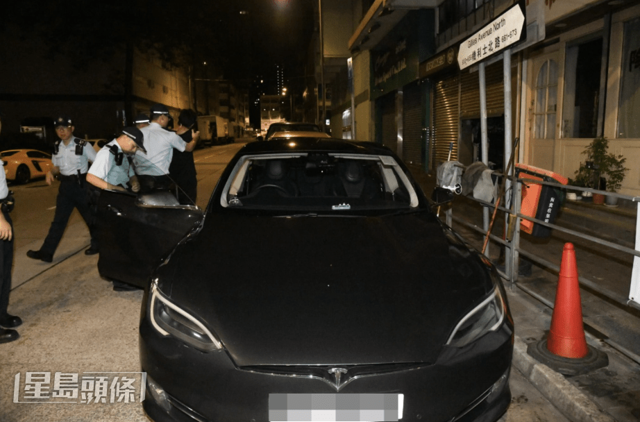 警員到場調查，在可疑男子身上未搜到可疑物品，隨即帶他到其大廈外Tesla私家車搜查，同樣未有發現。黎志偉攝