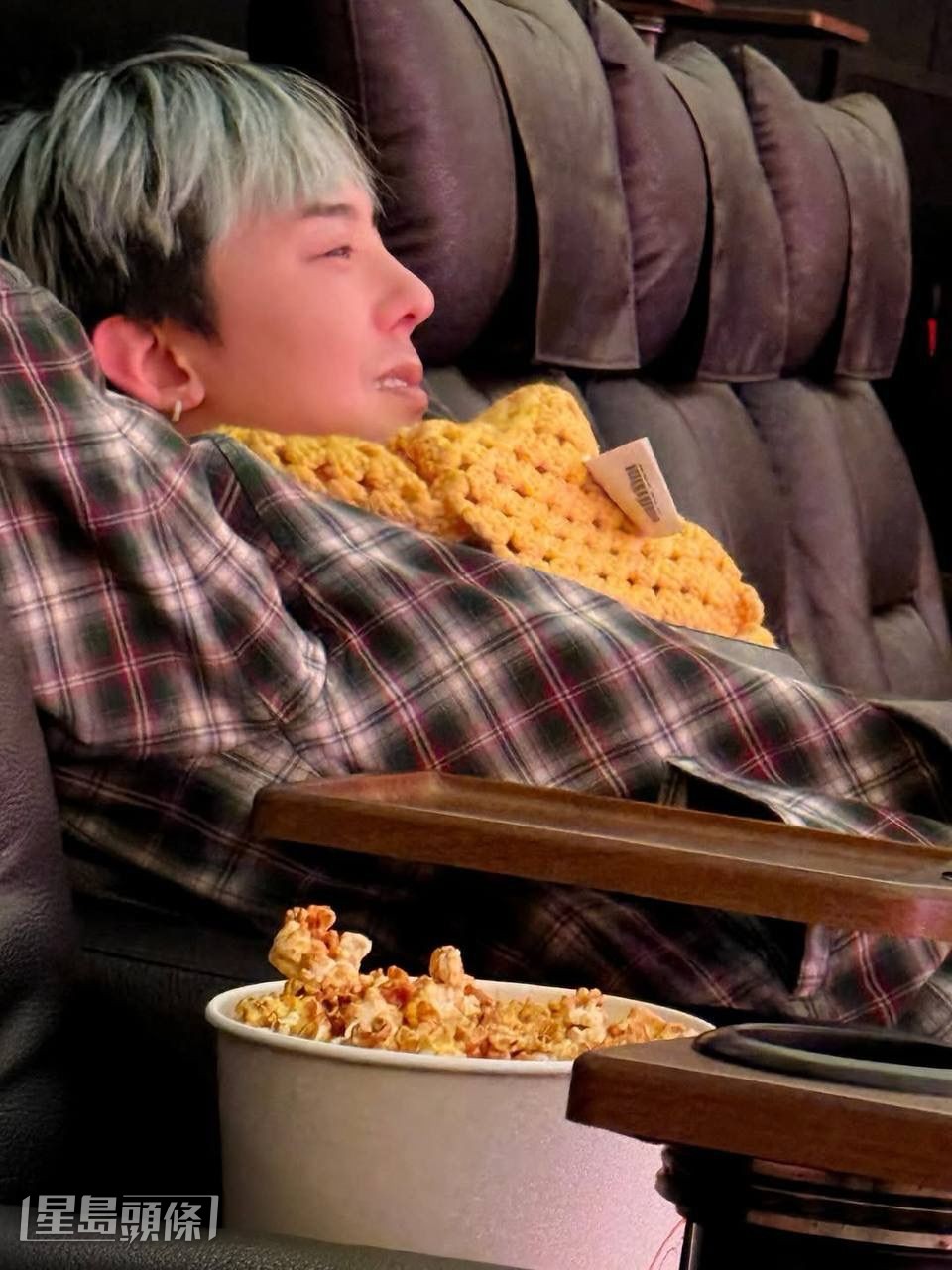 GD昨又分享到戲院欣賞自己的巡唱電影。 GD昨又分享到戲院欣賞自己的巡唱電影。