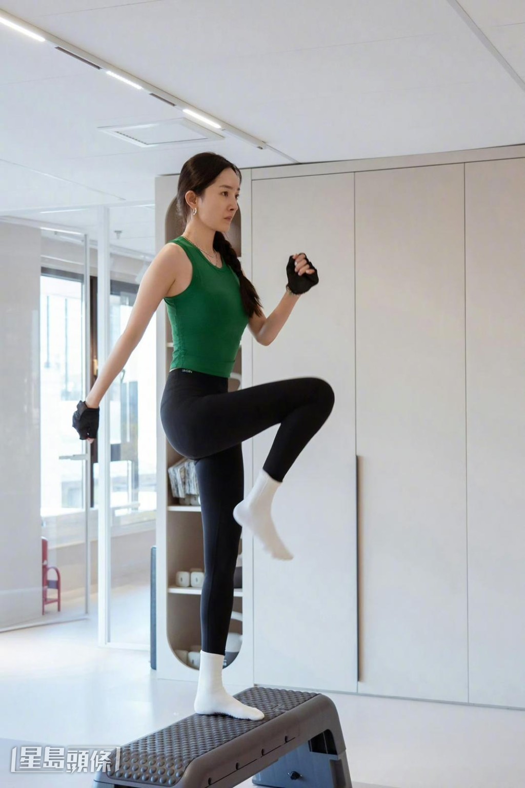 身穿貼身運動背心兼瑜伽褲。