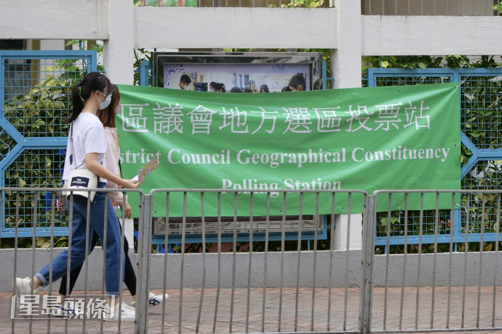 陆启康认为，整个选举是有序进行，更形容“呢场球赛好斯文，唔使叫停赛，我哋（选管会）都系好欣喜。”图为黄大仙票站。欧乐年摄