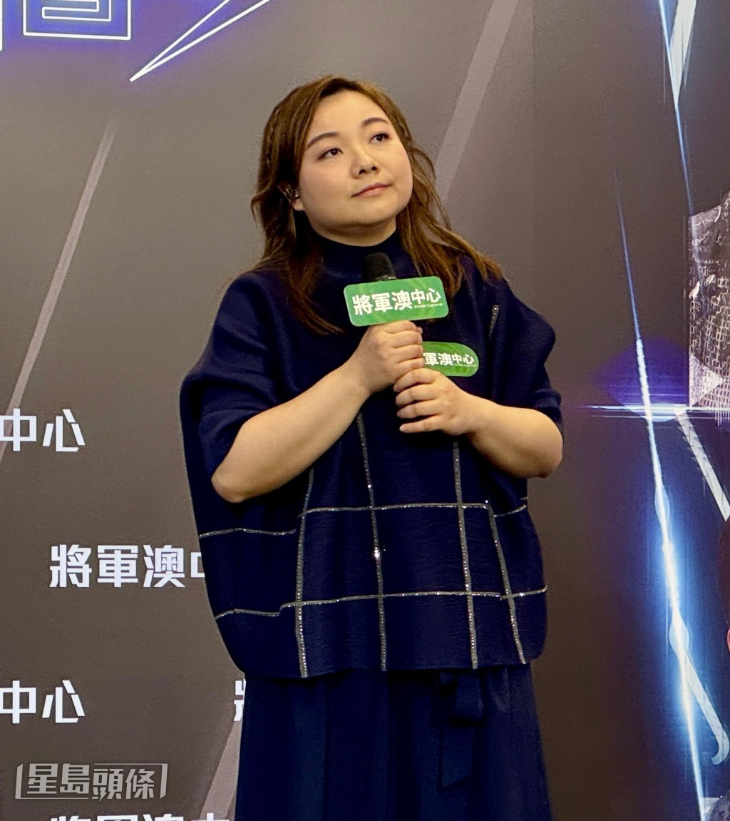 她指舞台上的表演,只要不過火相信老公也會支持。 她指舞台上的表演,只要不過火相信老公也會支持。