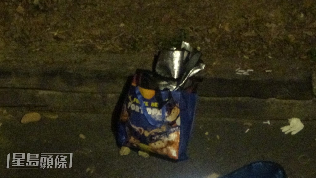 現場路邊遺下一個尼龍袋。蔡楚輝攝