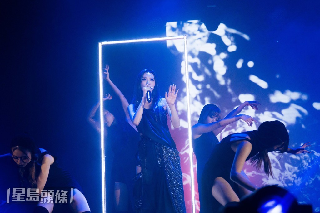 Jinny 在6位舞蹈員陪伴下以《炊煙》揭開了演唱會的序幕。 Jinny 在6位舞蹈員陪伴下以《炊煙》揭開了演唱會的序幕。