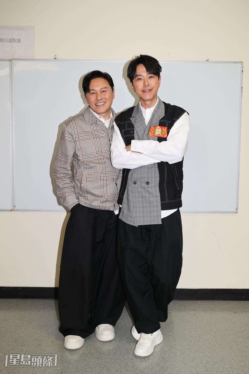 講到他們近日在內地開騷，曹永廉唱錯歌詞，蕭正楠即笑說：「你咁認真就唔係度啦。」