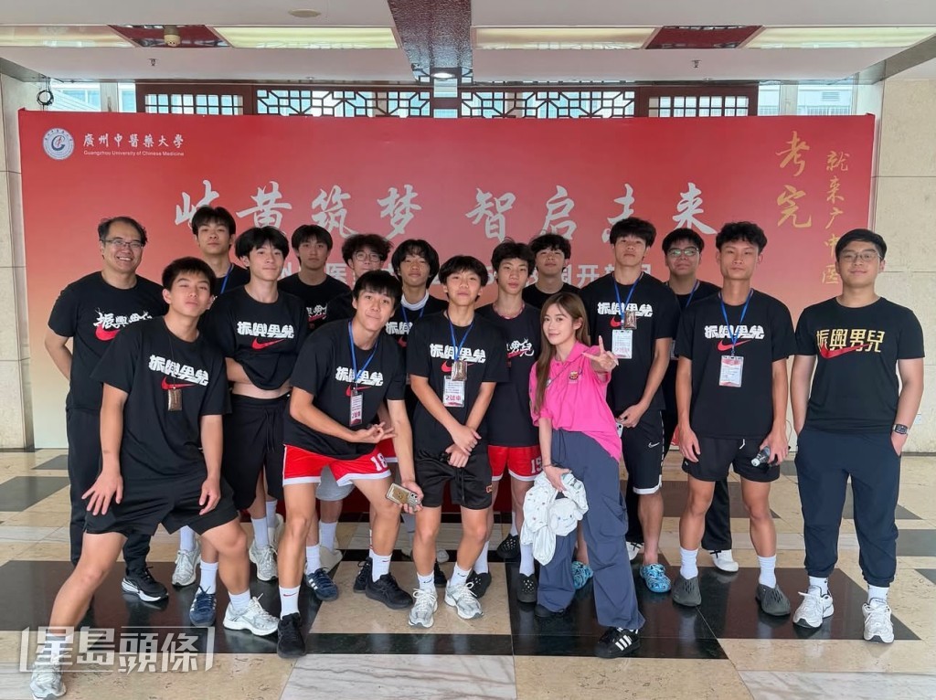 波波早前抽空為機構擔任大使,陪同學童到廣州考察三間大學校園。 波波早前抽空為機構擔任大使,陪同學童到廣州考察三間大學校園。