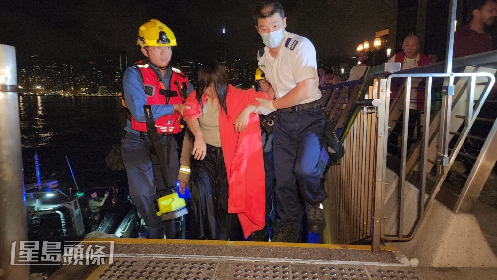 消防及水警小艇接報後火速趕往現場,在離岸不遠處發現目標,合力將該名少女救起,並送往就近岸邊梯台登岸。黎志偉攝 消防及水警小艇接報後火速趕往現場,在離岸不遠處發現目標,合力將該名少女救起,並送往就近岸邊梯台登岸。黎志偉攝