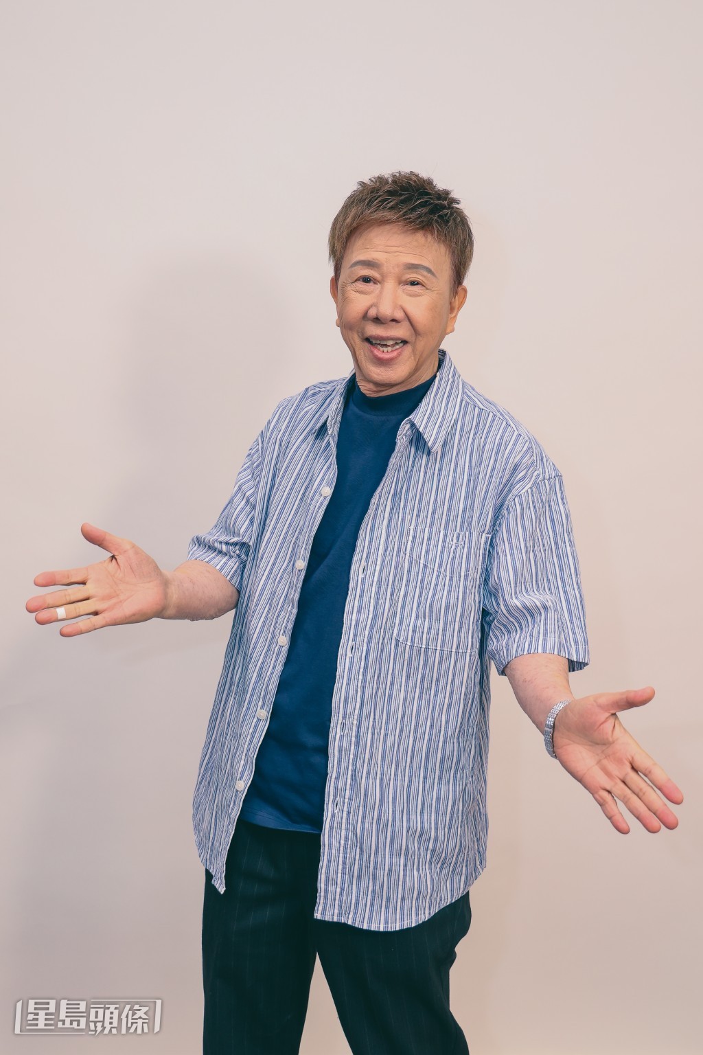 有廟街歌王之稱的尹光，近年開始轉型行感性路線。