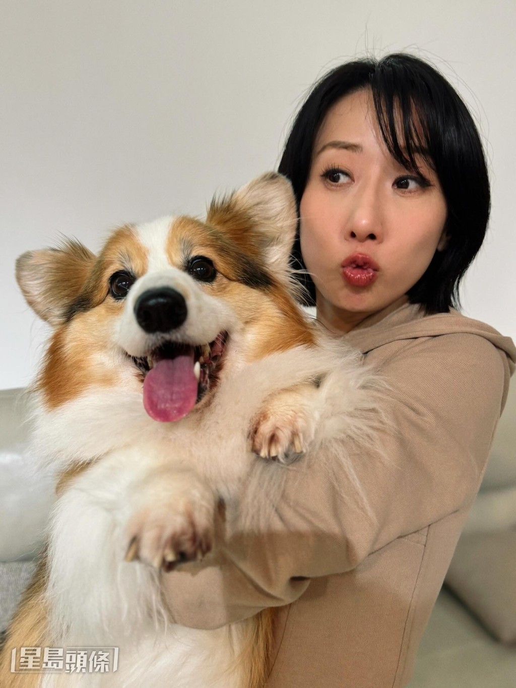 泳兒說抱起愛犬時閃親腰。 泳兒說抱起愛犬時閃親腰。