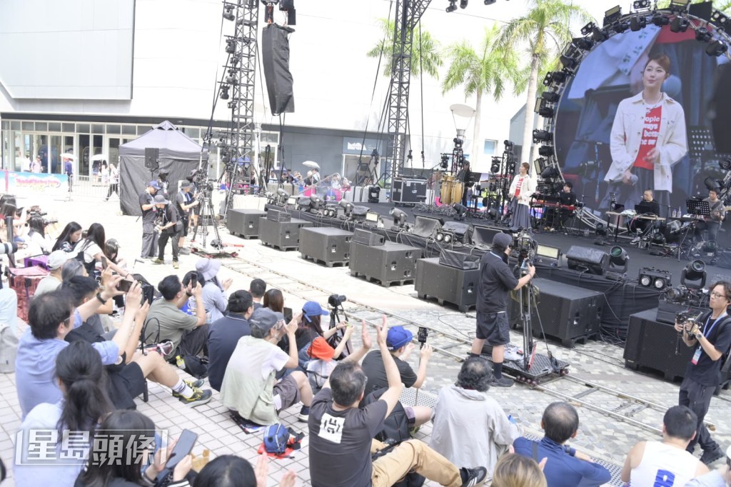她坦言喜歡快歌,尤其是開騷和唱live的時候。 她坦言喜歡快歌,尤其是開騷和唱live的時候。
