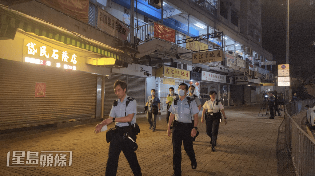 至晚上11時許，多名警員從大廈步出離開。