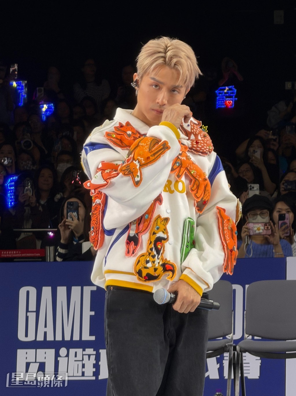 AK認為成軍7年的MIRROR也面對不少磨合，希望鏡粉帶住愛跟他們行落去。