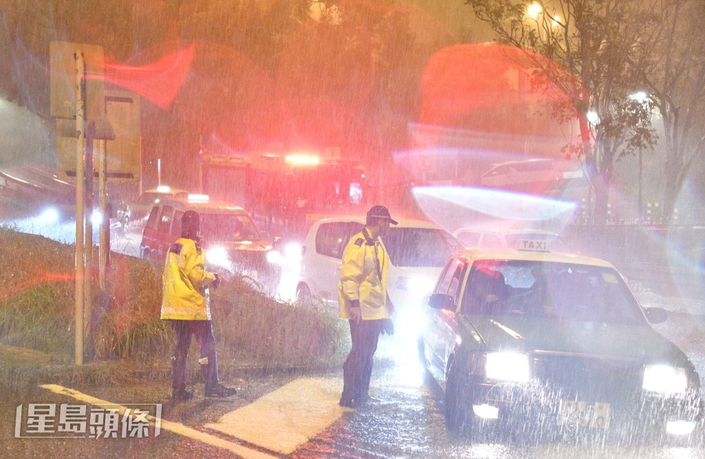 警員在大埔協助。伍明輝攝 警員在大埔協助。伍明輝攝