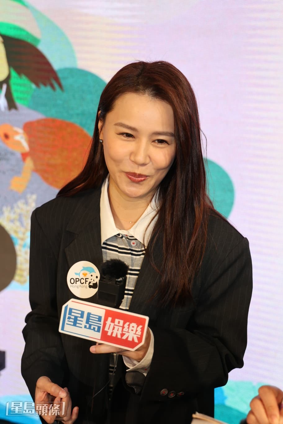 提到她與許紹雄合作的《使徒行者2》正重播,她表示看劇時回憶拍攝時的開心和歡樂。 提到她與許紹雄合作的《使徒行者2》正重播,她表示看劇時回憶拍攝時的開心和歡樂。