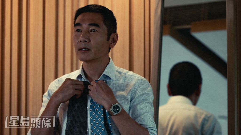 方中信雖然沒有像華哥被吊半空,但在現場看見華哥吊頸的畫面和氣氛也極具震撼。 方中信雖然沒有像華哥被吊半空,但在現場看見華哥吊頸的畫面和氣氛也極具震撼。