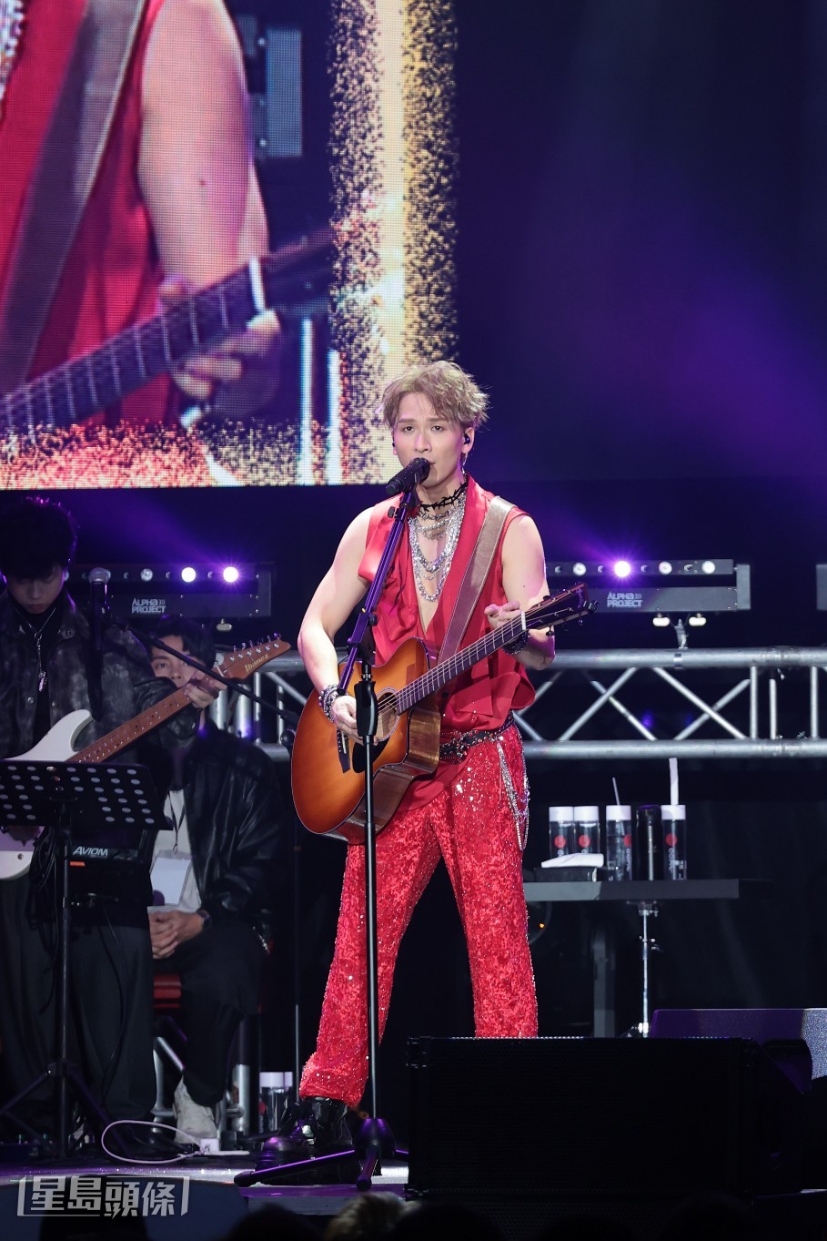 他感動指16年後,終於可以開自己的演唱會。 他感動指16年後,終於可以開自己的演唱會。