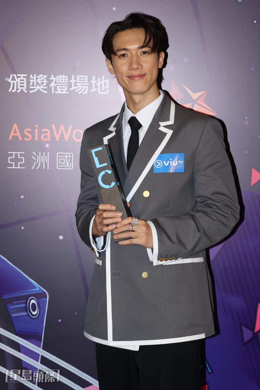 邱士縉（Stanley）奪得「年度新人男歌手」，全隊替他開心。