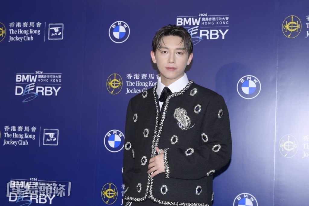 又說剛才看到馬主在沙圈巡馬,看到一匹匹擁有漂亮肌肉線條的馬,就好似見到將來的自己充滿肌肉。 又說剛才看到馬主在沙圈巡馬,看到一匹匹擁有漂亮肌肉線條的馬,就好似見到將來的自己充滿肌肉。