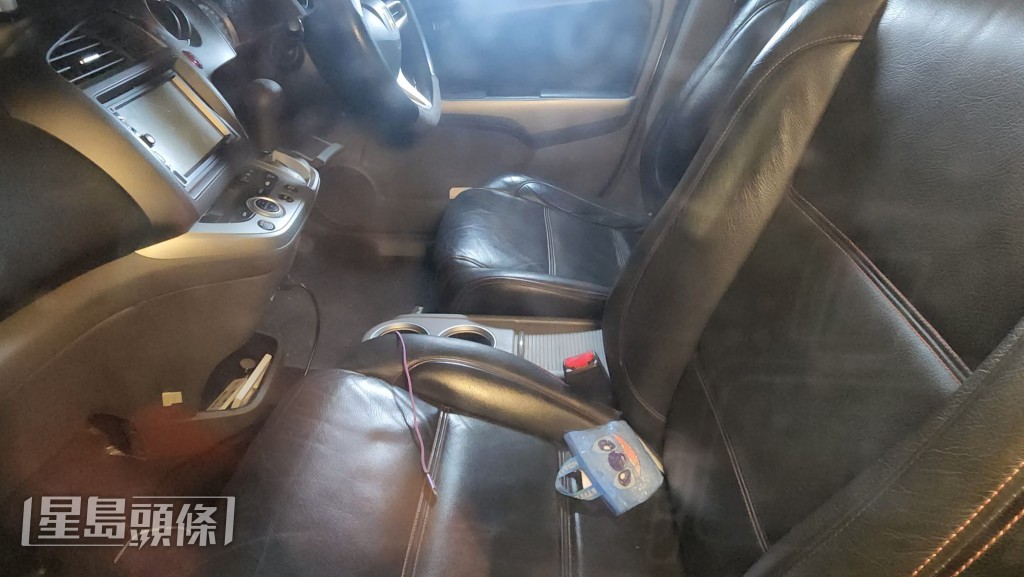 經搜查後,警員在車上及兩名乘客身上共檢獲十多粒懷疑「依托咪酯」煙彈及少量懷疑冰毒,隨即將兩人拘捕。黎志偉攝 經搜查後,警員在車上及兩名乘客身上共檢獲十多粒懷疑「依托咪酯」煙彈及少量懷疑冰毒,隨即將兩人拘捕。黎志偉攝