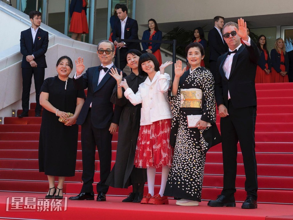 入圍主競賽的日本片《Renor》都舉行首映,12歲的鈴木唯(右三)能否問鼎影后成為備受關注的話題。 入圍主競賽的日本片《Renor》都舉行首映,12歲的鈴木唯(右三)能否問鼎影后成為備受關注的話題。