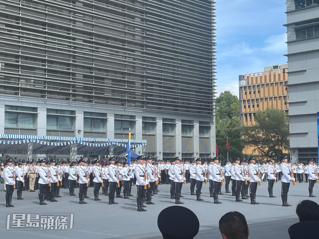 他期望學員要將入境處的優良傳統傳承下去,盡心盡力服務香港,貢獻國家。 他期望學員要將入境處的優良傳統傳承下去,盡心盡力服務香港,貢獻國家。