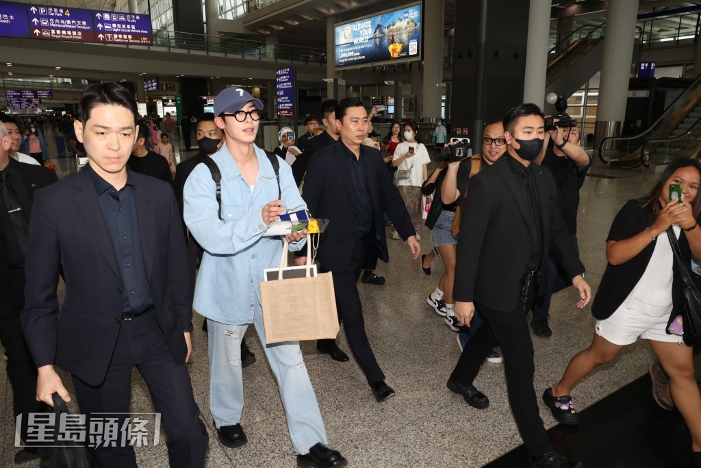 李宰旭面露微笑和揮手,邊行邊與粉絲以韓文打招呼及接粉絲的禮物。 李宰旭面露微笑和揮手,邊行邊與粉絲以韓文打招呼及接粉絲的禮物。
