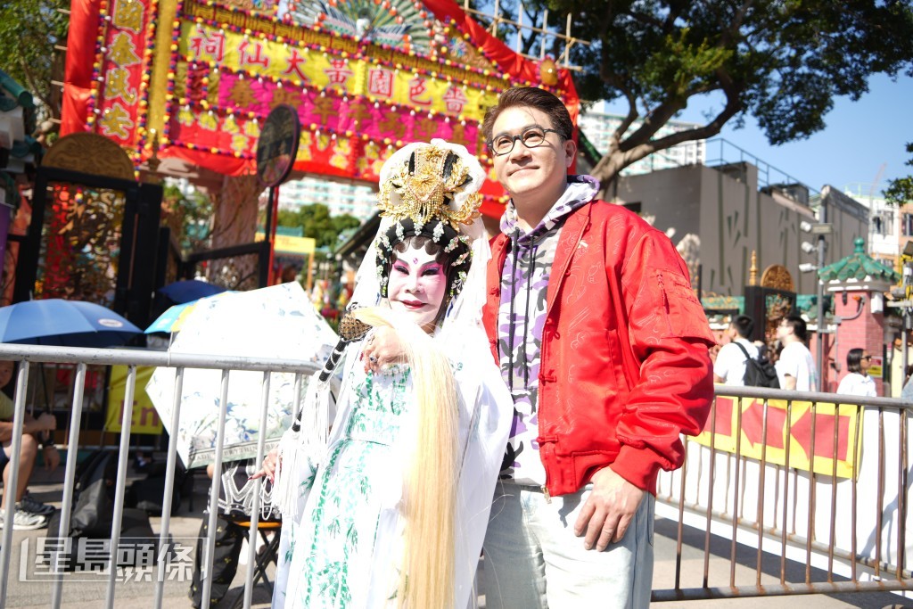 她表示每年頭炷香，我都係希望世界和平，人人都有屋住。