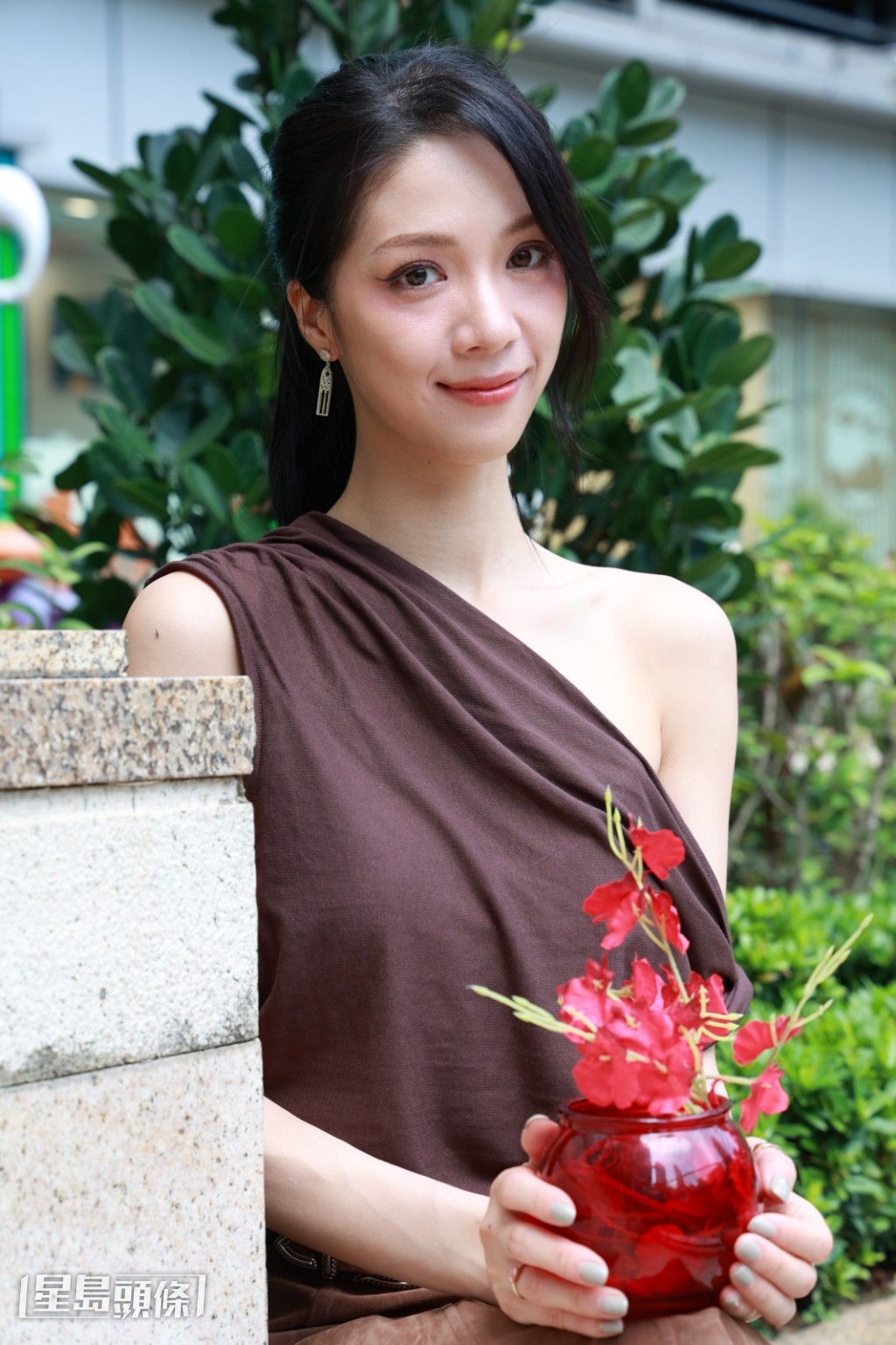 回看3年前的自己，Hera笑指劇中的她比較圓潤，戴上圈眼鏡的造型亦非常可愛。