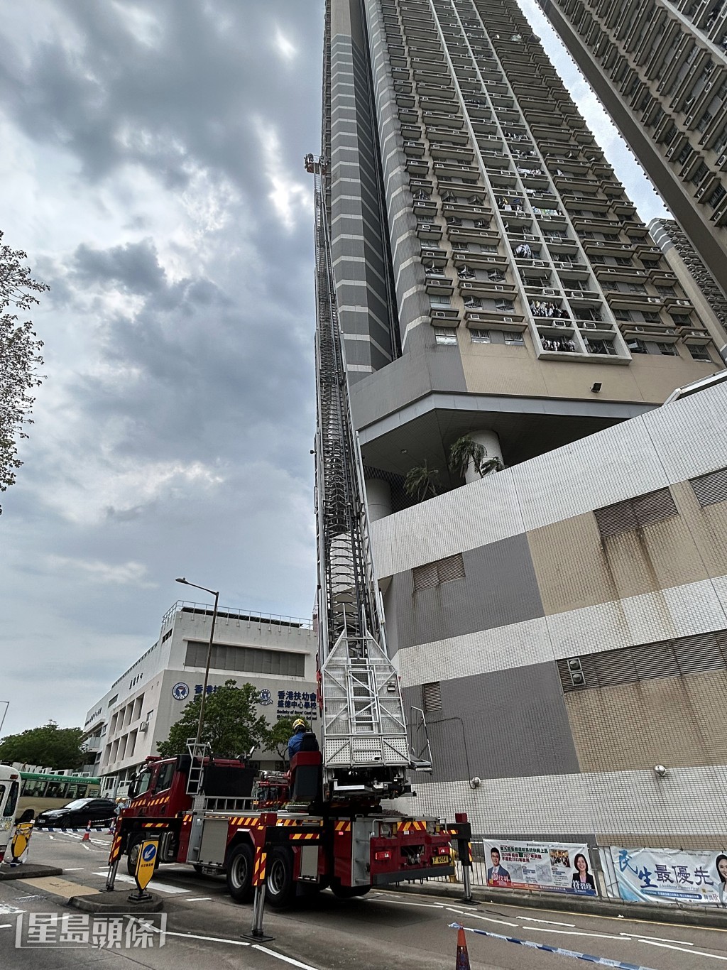 消防升起雲梯檢查。楊偉亨攝 消防升起雲梯檢查。楊偉亨攝