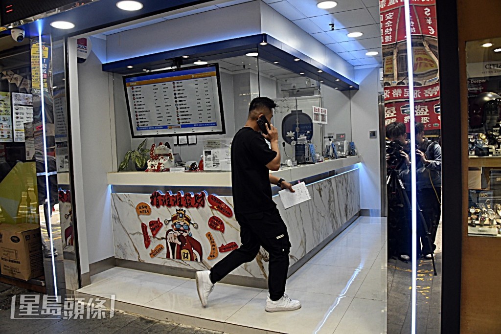 探員在兌換店調查。楊偉亨攝