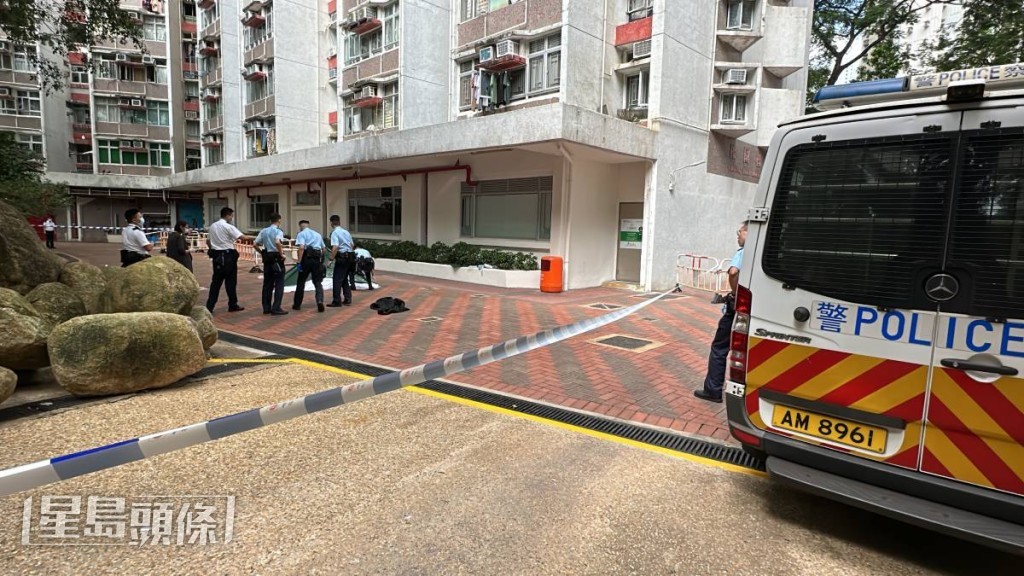 救護員及警員接報到場,證實女子當場不治。劉漢權攝 救護員及警員接報到場,證實女子當場不治。劉漢權攝