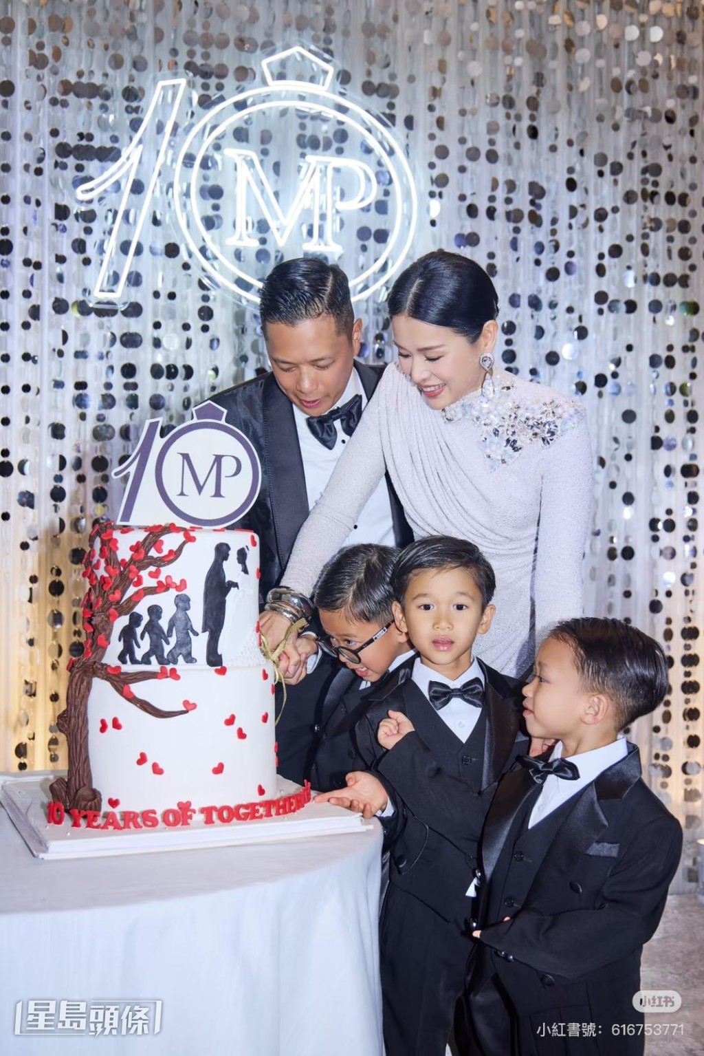 五人齊齊切蛋糕,非常溫馨。 五人齊齊切蛋糕,非常溫馨。