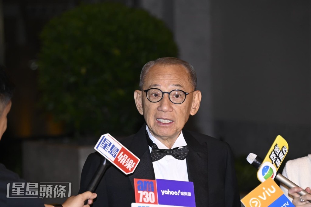 問到準備了甚麼禮物送給太太?他笑指自己就是最貴重的禮物,今晚不醉無歸。 問到準備了甚麼禮物送給太太?他笑指自己就是最貴重的禮物,今晚不醉無歸。