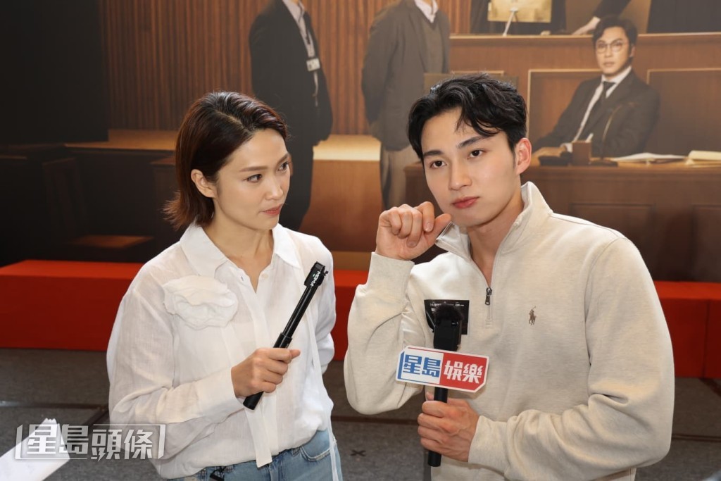 談到近日有網民指送佘詩曼機後,其外套及簽名筆都沾上了阿佘的香氣,Joman直言表示阿佘真係好香。 談到近日有網民指送佘詩曼機後,其外套及簽名筆都沾上了阿佘的香氣,Joman直言表示阿佘真係好香。