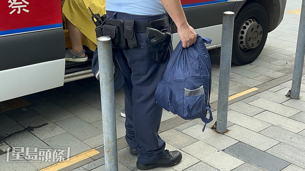 警員檢走事主一個背囊。楊偉亨攝