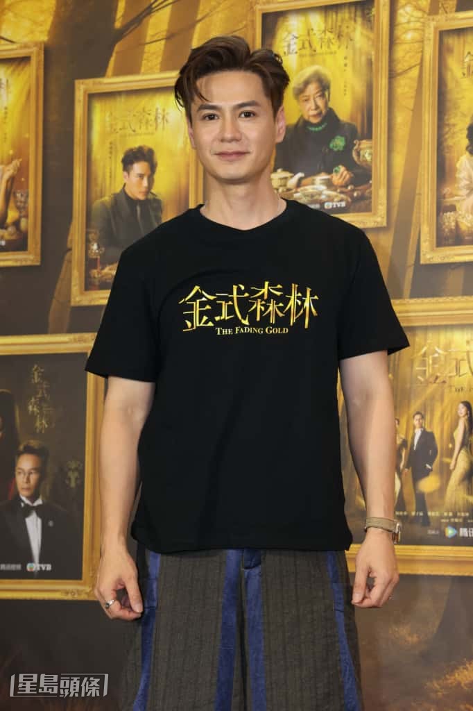 他指向同事講解拍攝流程是男士應有的風度,希望這樣做令拍檔安心。 他指向同事講解拍攝流程是男士應有的風度,希望這樣做令拍檔安心。