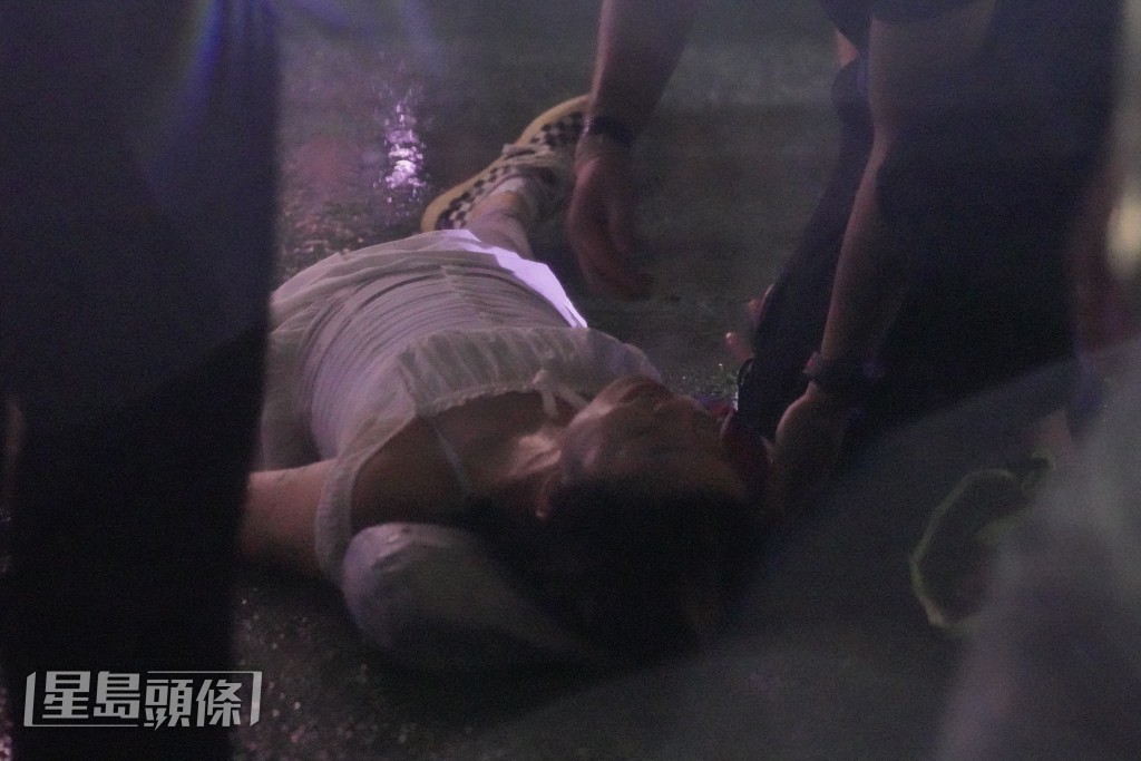 在泫雅演唱期間，有一名女士暈倒。