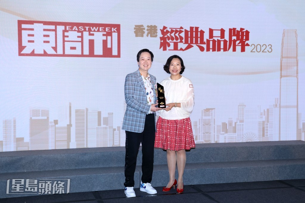 新世界獲頒殿堂級品牌大獎，並由企業傳訊總經理（公共事務）陳碧霞（左）領獎。