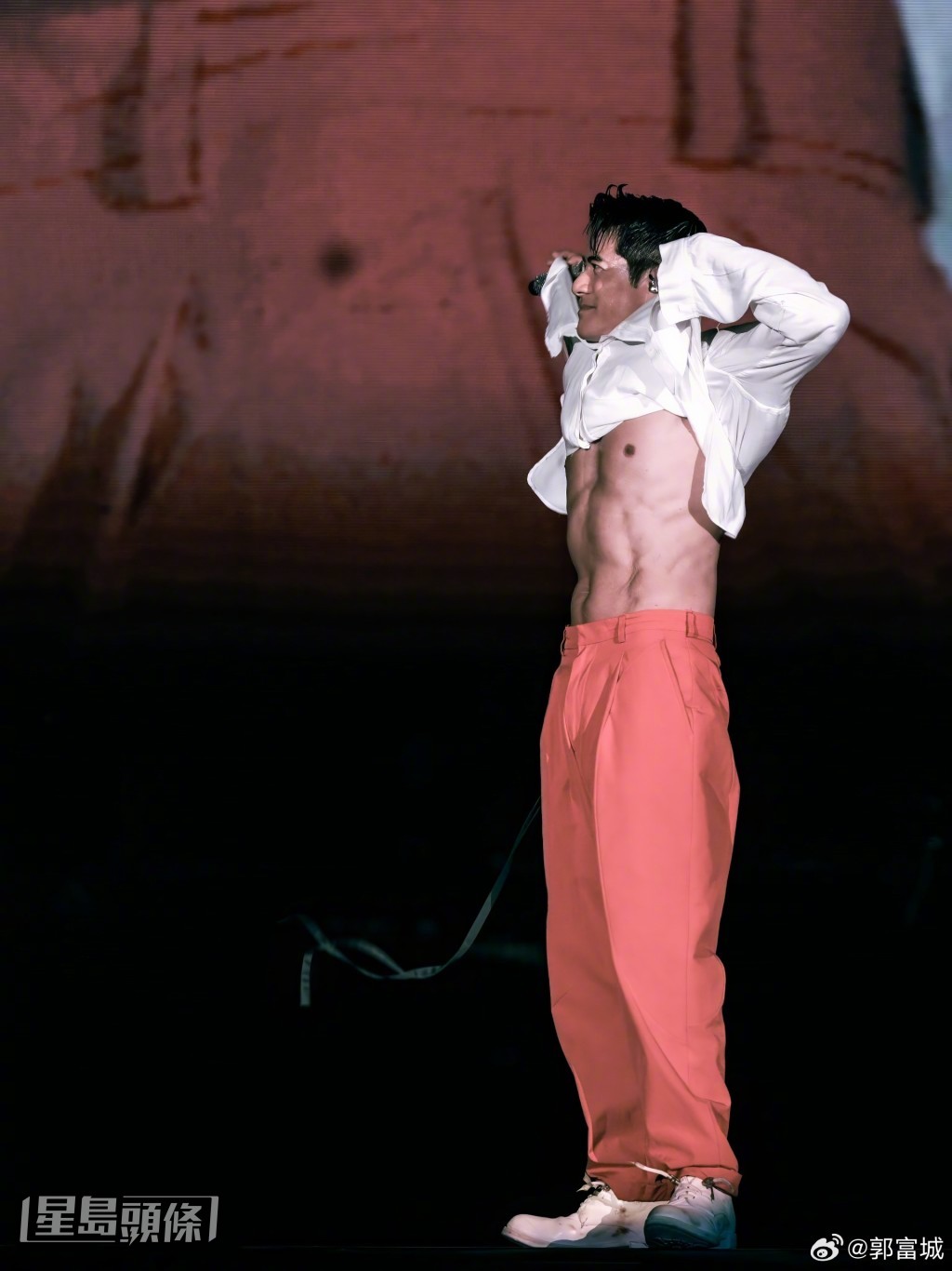 雖然他年屆60，但卻鍛練出強橫健碩身形。