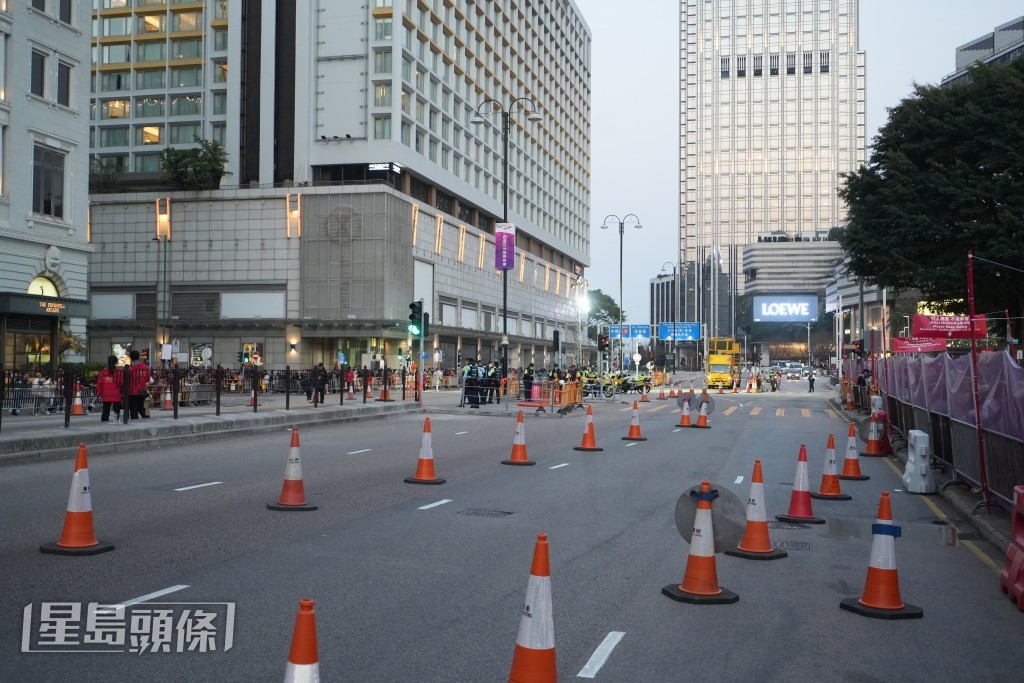 尖東海傍近太空館、文化中心一帶開始實施封路及人流管制措施。劉駿軒攝 尖東海傍近太空館、文化中心一帶開始實施封路及人流管制措施。劉駿軒攝