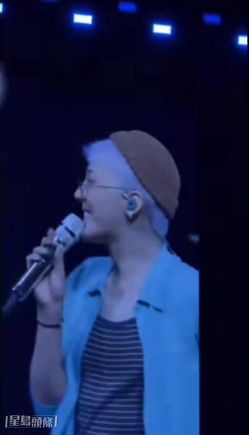 GD演唱會上鏡頭特別拍着李洙赫,GD露出尷尬微笑。 GD演唱會上鏡頭特別拍着李洙赫,GD露出尷尬微笑。