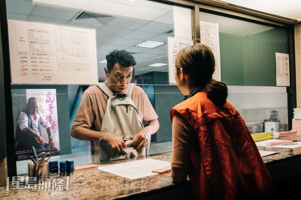 觀眾可見到吳少金對港產片的狂熱痴迷。 觀眾可見到吳少金對港產片的狂熱痴迷。