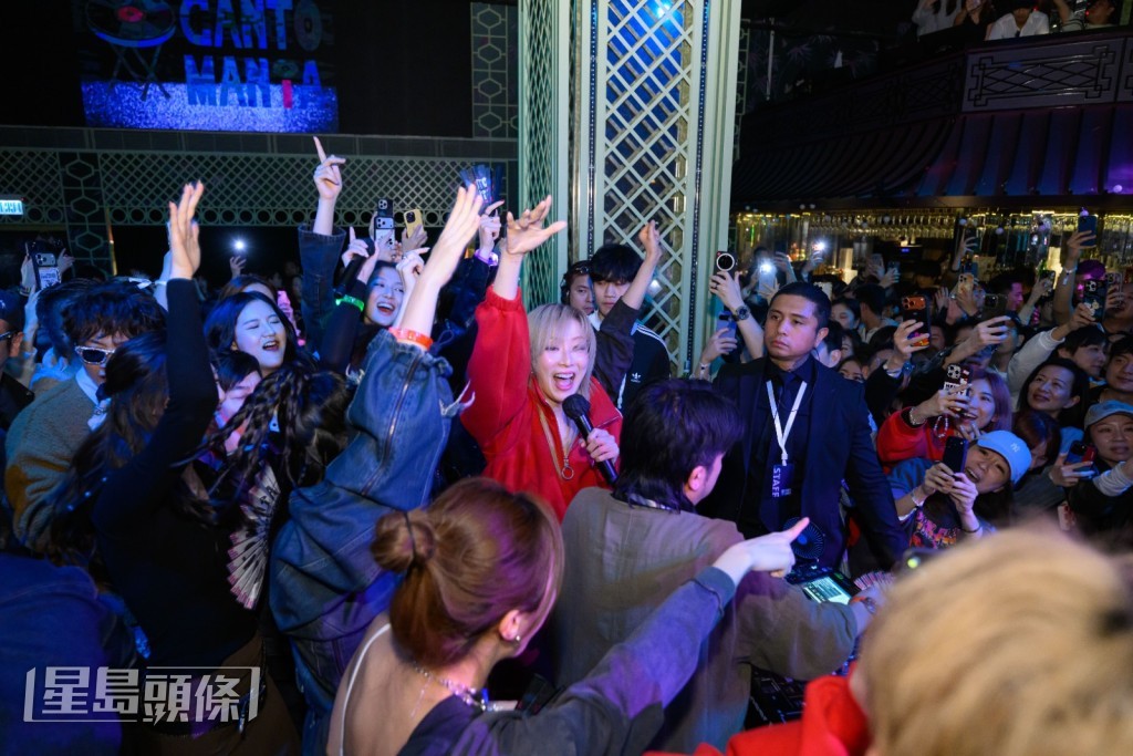 一身型爆鮮紅運動服打扮的Sammi，偕一眾《夜王》好拍檔跳上DJ台，全場興奮尖叫。