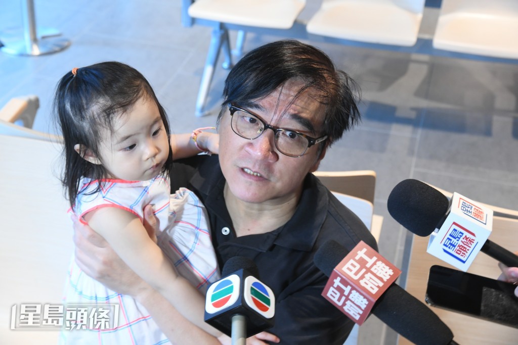 周先生表示,一家住在東區,交通上到位於將軍澳的新總部較快捷。何健勇攝 周先生表示,一家住在東區,交通上到位於將軍澳的新總部較快捷。何健勇攝