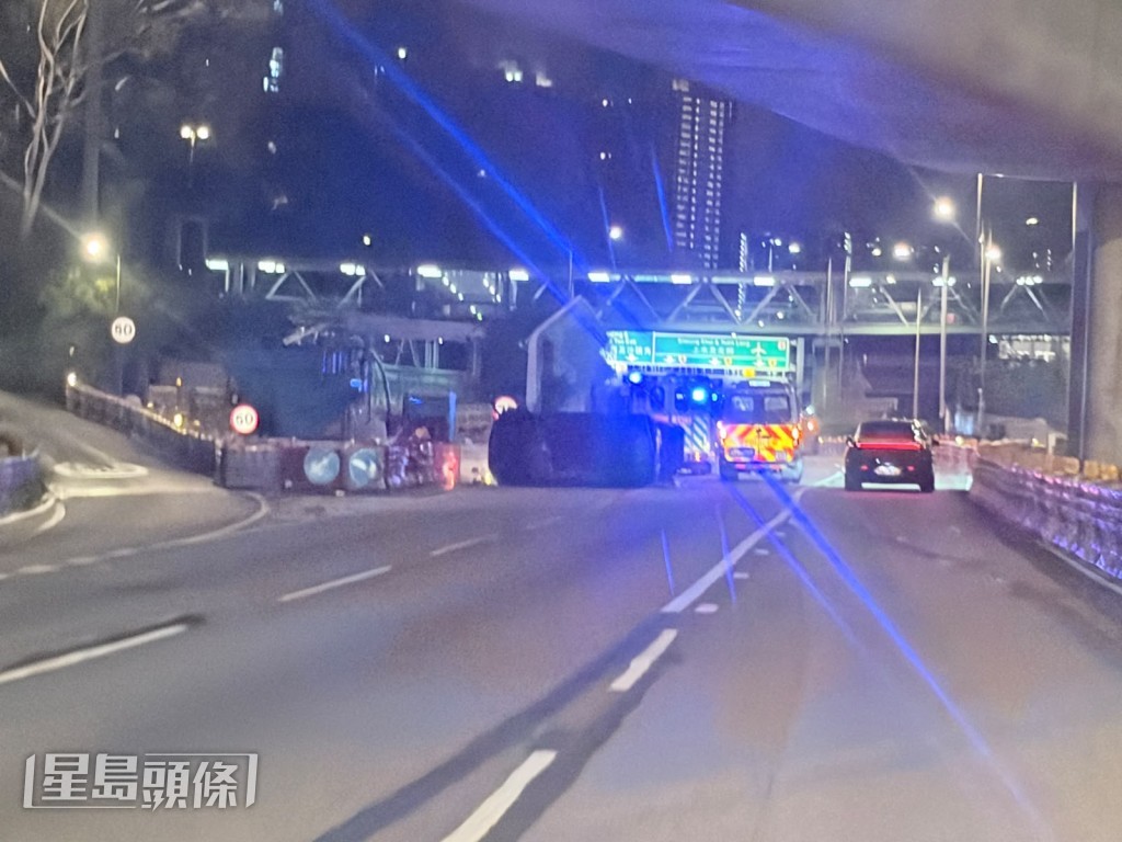 上水粉岭公路私家车撞水马翻侧 司机「吹波」超标被带署调查。