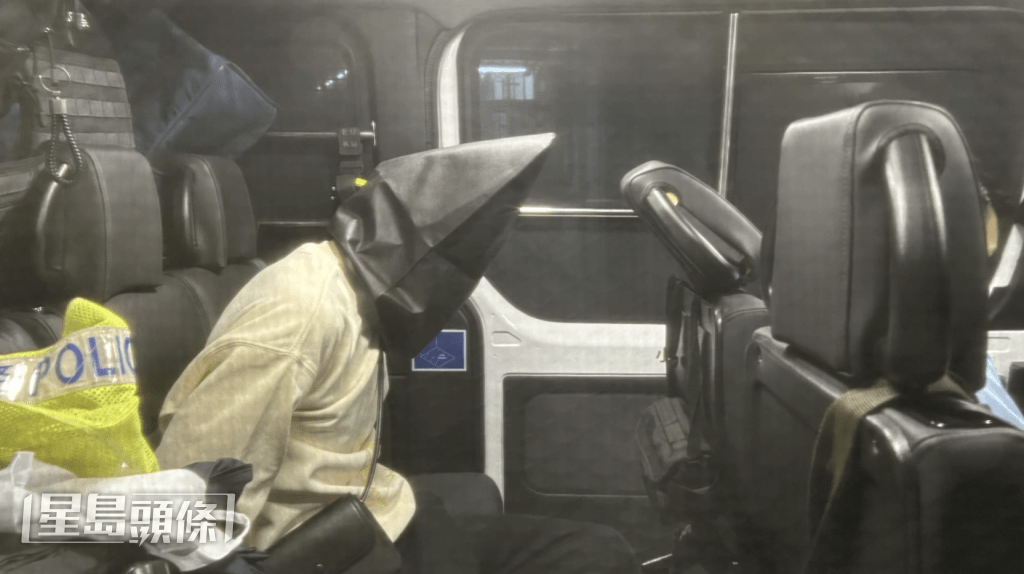 男司機試圖棄車並取走車內毒品逃走,最終被當場拘捕。蔡楚輝攝 男司機試圖棄車並取走車內毒品逃走,最終被當場拘捕。蔡楚輝攝