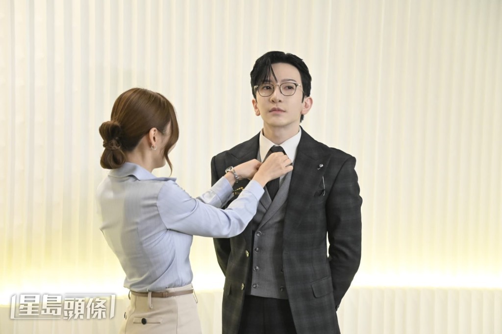 Ivy So細心為Anson Lo整理領帶。