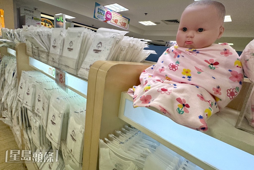 巿面上有多款婴儿衣物出售。卢江球摄