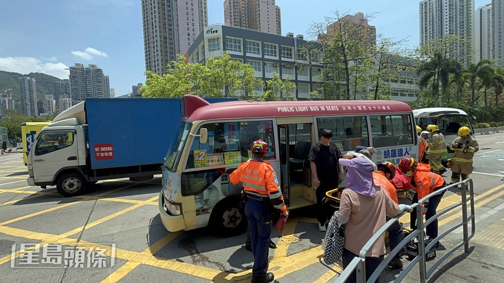傷者送院治理。楊偉亨攝